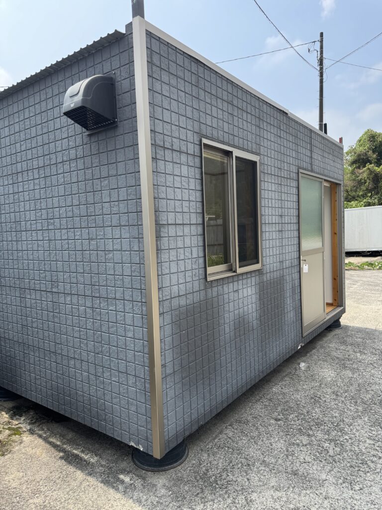 買取後のタイル調プレハブ外観